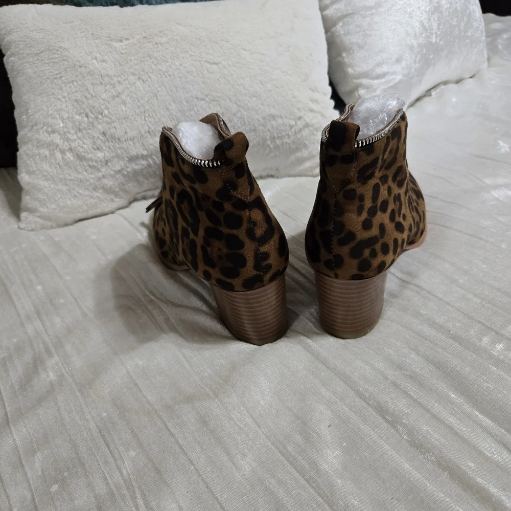 Faux Suede Zip Up Leopard Print Booties. Size 7 1/2 EUC!